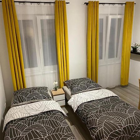 Apartament Przy Rynku Kambar Apartment Boleslawiec  Luaran gambar